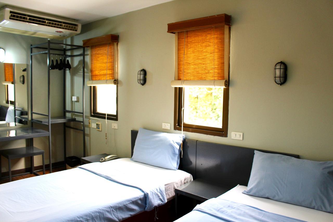 Mad Monkey Hostel Bangkok Exterior foto