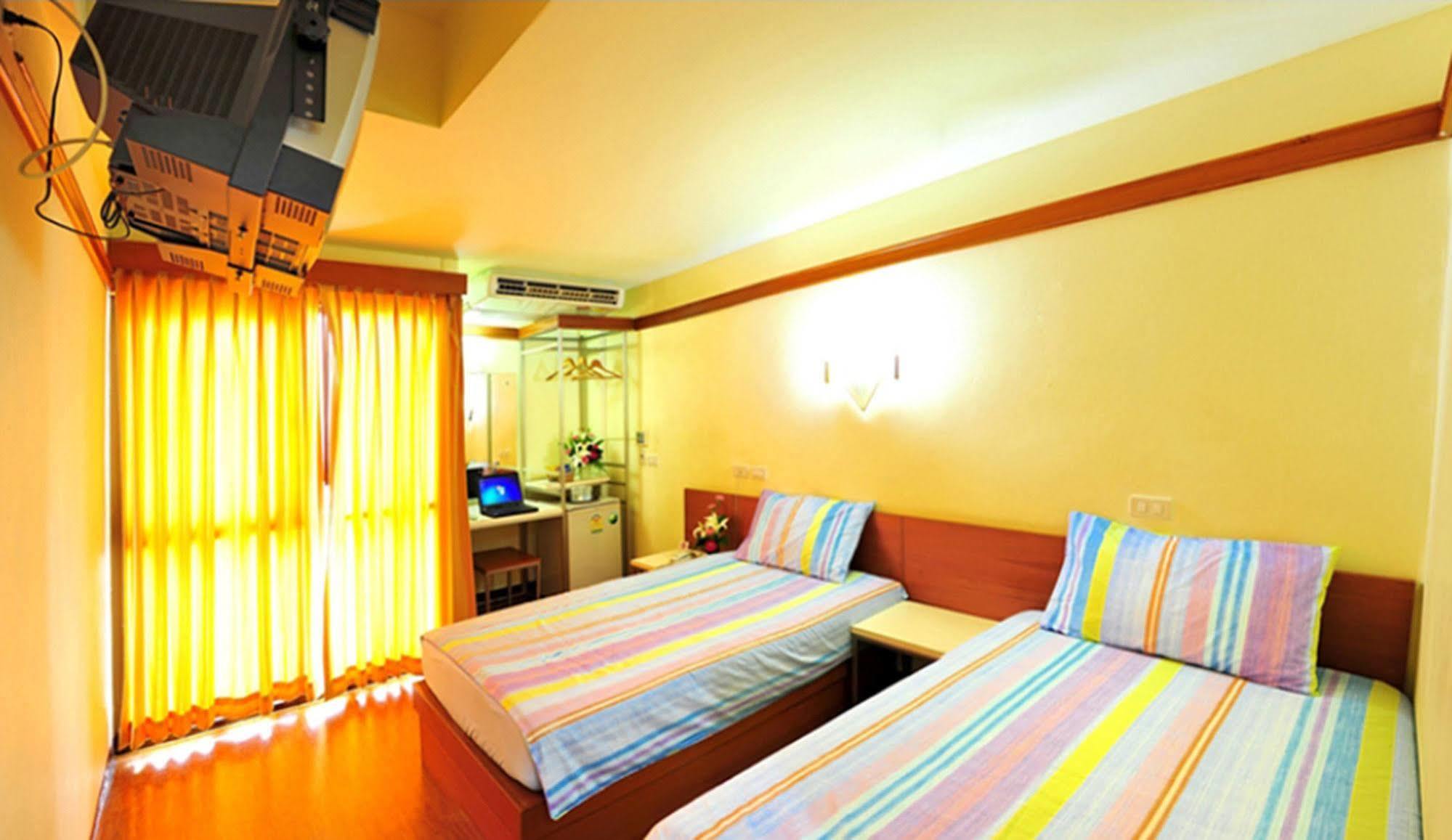 Mad Monkey Hostel Bangkok Exterior foto
