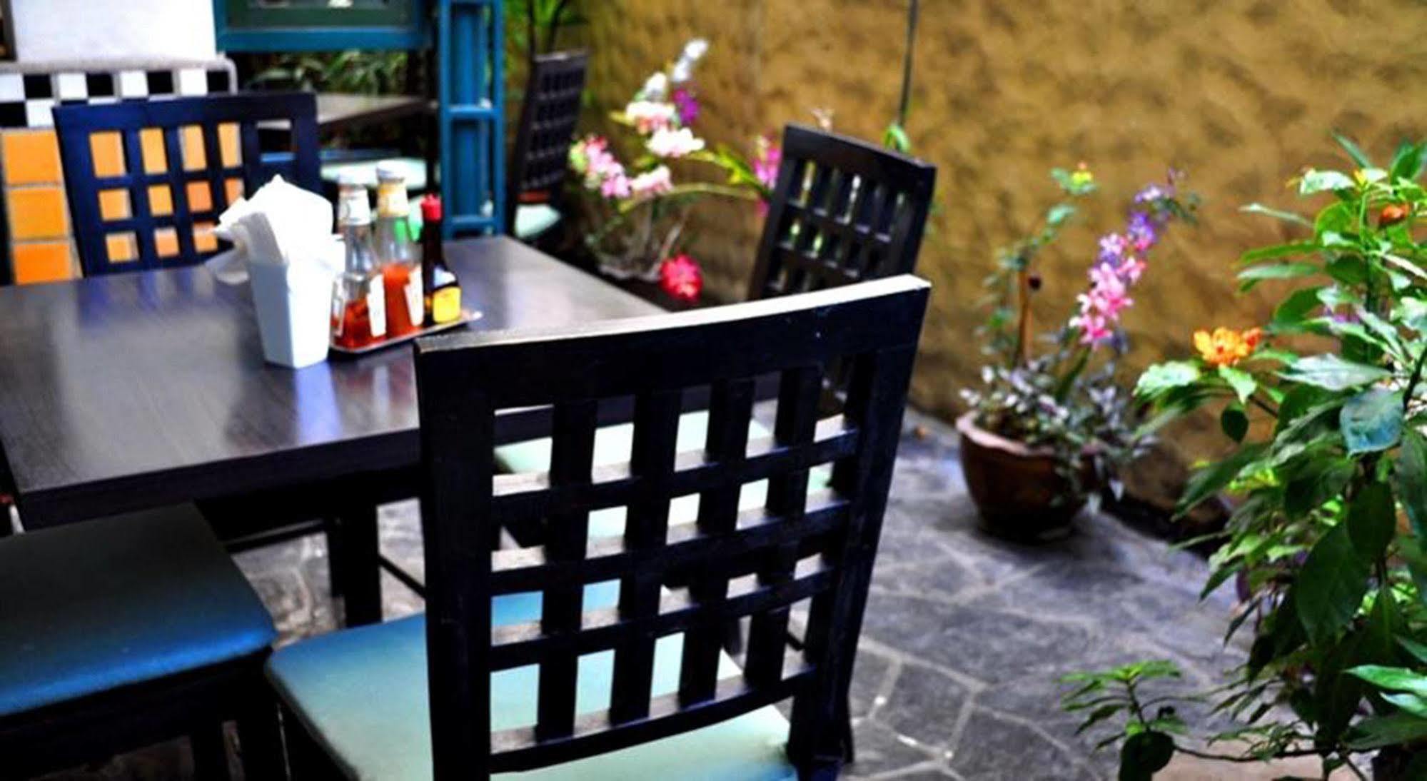 Mad Monkey Hostel Bangkok Exterior foto