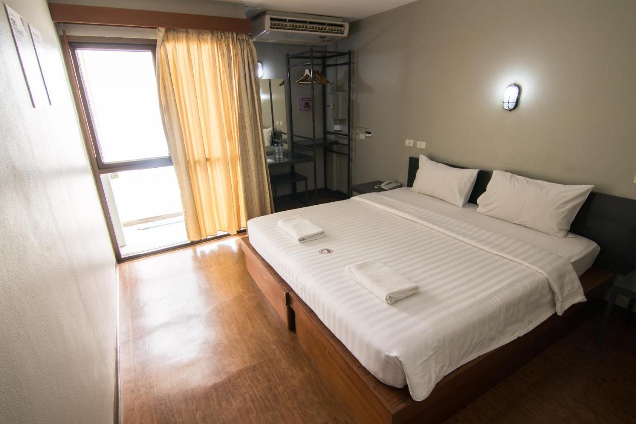 Mad Monkey Hostel Bangkok Exterior foto